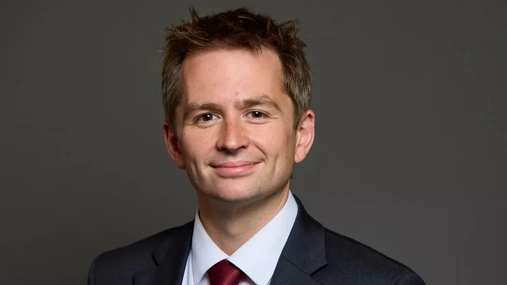Parlamentarul britanic Mark Sewards și-a făcut un avatar cu Inteligență Artificială. Sewards și-a făcut clona pentru că nu reușea să răspundă alegătorilor