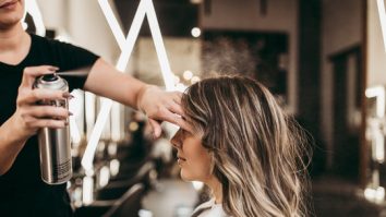STUDIU. O simplă sesiune de coafat poate polua mai mult decât gazele de eșapament. Ce ingredient din produsele de styling poluează