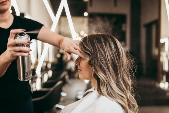STUDIU. O simplă sesiune de coafat poate polua mai mult decât gazele de eșapament. Ce ingredient din produsele de styling poluează