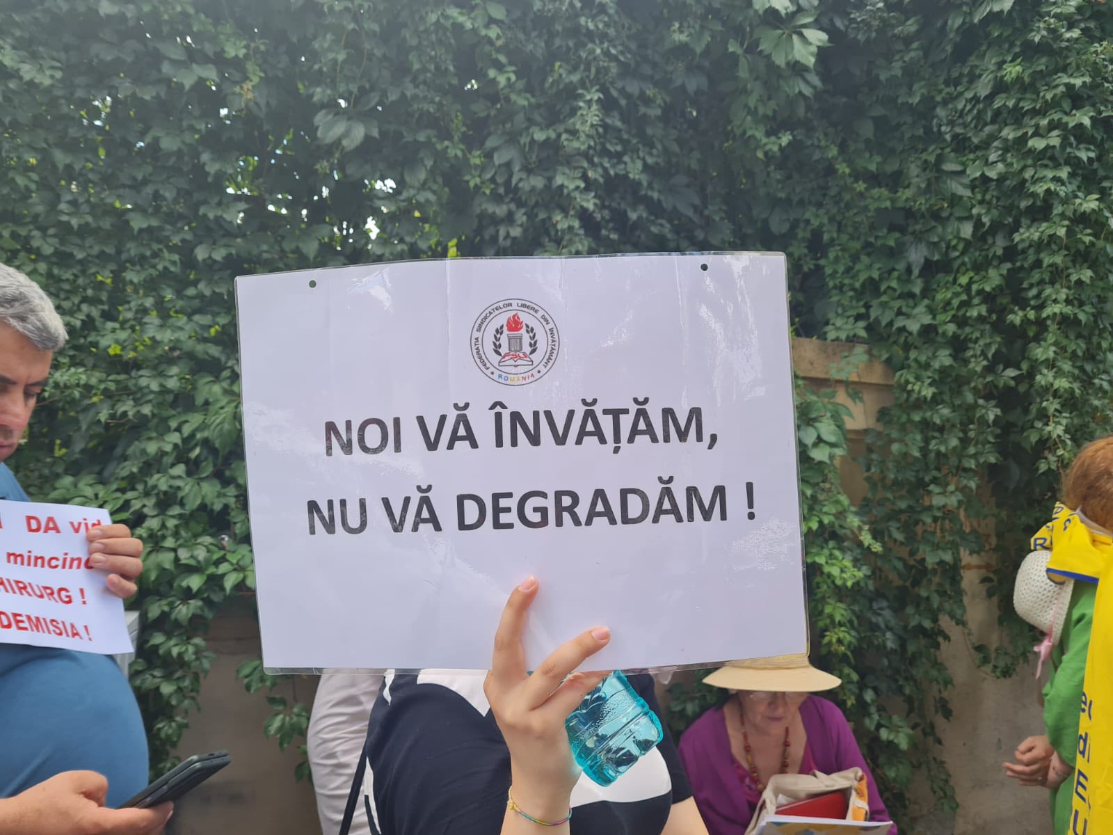 Sindicaliștii din învățământ protestează de 21 de zile și amenință că vor boicota începutul anului școlar. Sunt așteptați 30.000 de profesori