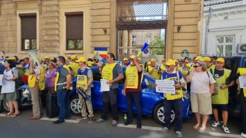 Sindicaliștii din învățământ protestează de 21 de zile și amenință că vor boicota începutul anului școlar. Sunt așteptați 30.000 de profesori