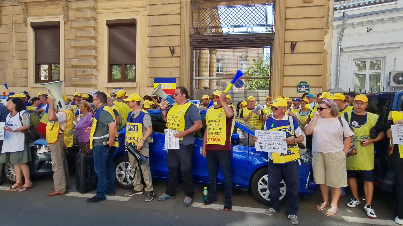 Sindicaliștii din învățământ protestează de 21 de zile și amenință că vor boicota începutul anului școlar. Sunt așteptați 30.000 de profesori