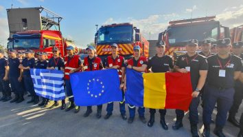 Un nou contingent de 40 de pompieri români a ajuns în Grecia pentru a ajuta la stingere a incendiilor din estul Atenei