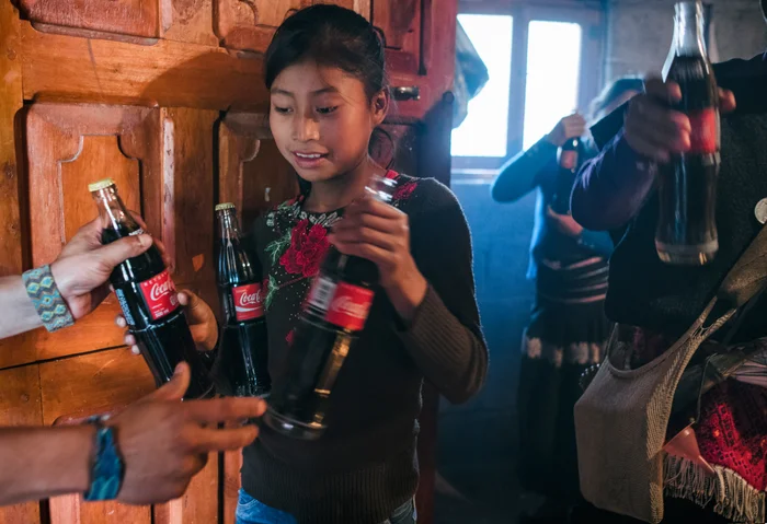 Într-un oraș montan din Mexic, localnicii consumă până la doi litri de Coca-Cola zilnic. Orașul are prea puțină apă potabilă