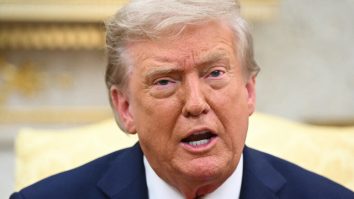 Trump îi promite lui Zelenski că SUA vor oferi garanții de securitate Ucrainei, ca parte a unui proces de pace cu Rusia