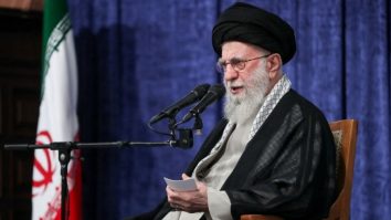 Ali Khamenei exclude „orice negocieri directe cu SUA” și îl acuză pe Trump că urmărește „capitularea Iranului”, în prima sa apariție publică majoră după războiul de 12 zile cu Israelul. Ayatollahul s-a ascuns de frica asasinării