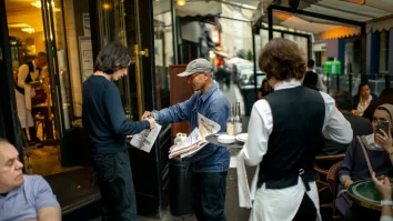 Președintele Emmanuel Macron îl va decora pe ultimul vânzător ambulant de ziare din Paris, după o carieră de peste 50 de ani