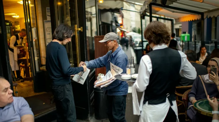 Președintele Emmanuel Macron îl va decora pe ultimul vânzător ambulant de ziare din Paris, după o carieră de peste 50 de ani