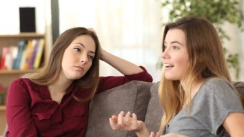 Cum scapi dintr-o conversație? Poți alege între indicii subtile sau acțiuni decisive pentru a te retrage politicos