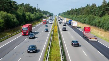 Infotrafic avertizează că traficul este intens în această după-amiază pe autostrăzile A1, A2 și A4, dar și pe mai multe drumuri naționale