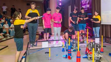 Universitatea Româno-Americană găzduiește cea mai mare competiție internațională de robotică pentru liceeni din Europa