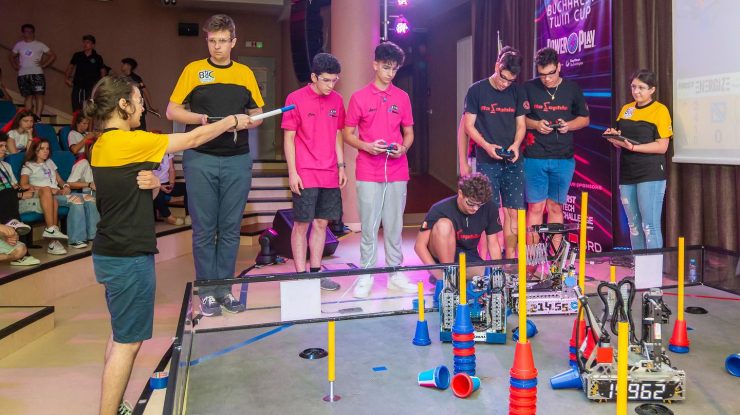 Universitatea Româno-Americană găzduiește cea mai mare competiție internațională de robotică pentru liceeni din Europa