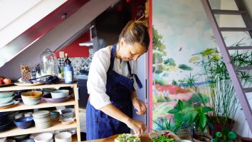 În Tokyo, singurătatea se tratează cu bunici la comandă. Pentru 55 de dolari/oră îi poți închiria, iar ei te ascultă, gătesc și petrec timp cu tine