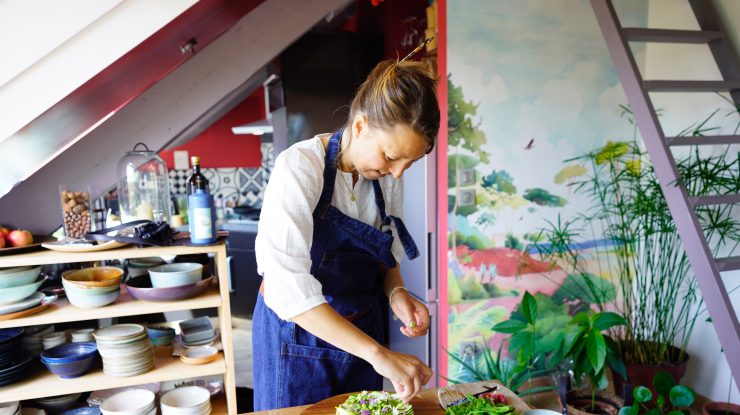 În Tokyo, singurătatea se tratează cu bunici la comandă. Pentru 55 de dolari/oră îi poți închiria, iar ei te ascultă, gătesc și petrec timp cu tine