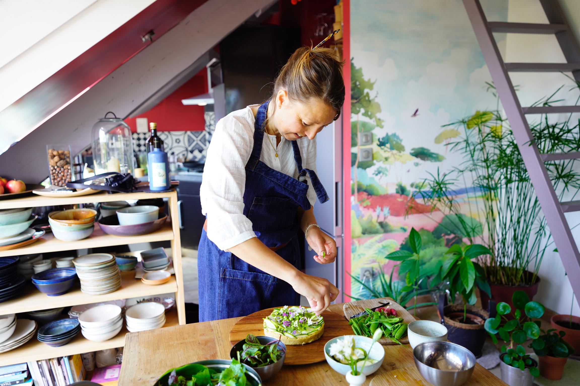 În Tokyo, singurătatea se tratează cu bunici la comandă. Pentru 55 de dolari/oră îi poți închiria, iar ei te ascultă, gătesc și petrec timp cu tine