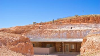 Ți-ar plăcea să trăiești…sub pământ? În Australia există un oraș în inima deșertului, unde peste 60% dintre locuitori trăiesc subteran. Cum se numește orașul și care sunt condițiile