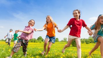 1 din 3 copii nu mai aleg joaca în aer liber după școală. Andreea Răduță, expert în Educație: „Sunt dornici de joacă, însă intervine supra-protecția părinților”