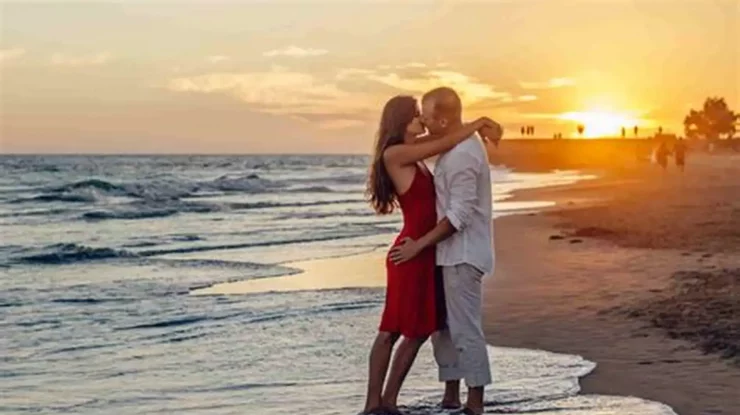 Un cuplu a hotărât că partenera poate să iasă la date-uri cu alte persoane. Femeia iese cu alți bărbați, dar sentimentele pentru el rămân la fel