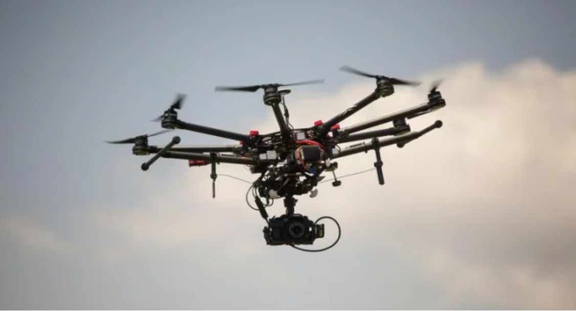 România are prima dronă militară inteligentă. Aceasta este controlată de A.I. și poate fi folosită pentru simulări de luptă