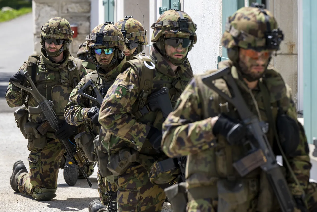 Asociațiile militare din Elveția vor ca soldații să poată ține muniție în casă. Cât de pregătiți sunt elvețienii pentru un atac al Rusiei
