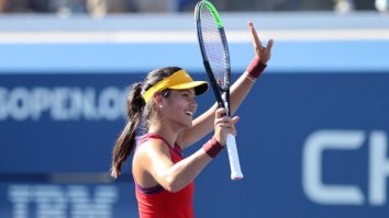 Emma Răducanu s-a calificat în runda a treia a turneului de tenis US Open. Ea s-a impus în fața lui Janice Tjen în două seturi, 6-2, 6-1