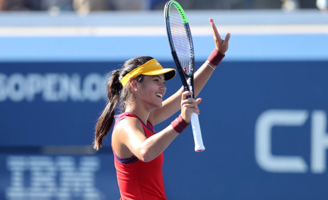 Emma Răducanu s-a calificat în runda a treia a turneului de tenis US Open. Ea s-a impus în fața lui Janice Tjen în două seturi, 6-2, 6-1