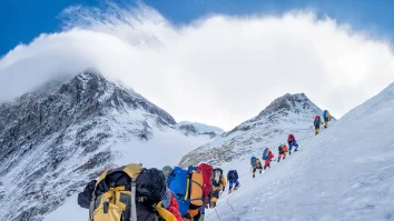 Nepalul permite escaladarea gratuită pe 97 de vârfuri pe fondul creșterii turismului pe Everest. Care sunt noile legi impuse