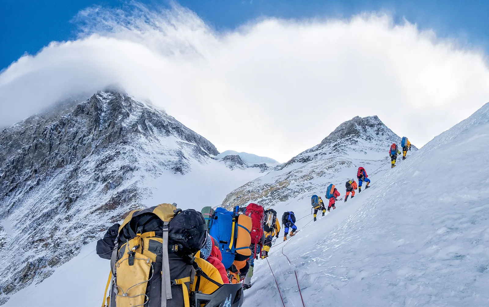 Nepalul permite escaladarea gratuită pe 97 de vârfuri pe fondul creșterii turismului pe Everest. Care sunt noile legi impuse