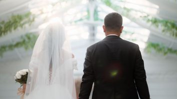 Trendul „fake wedding” ia amploare. Tinerii aleg petreceri tematice, dar fără presiunea familiei și „mire și mireasă”