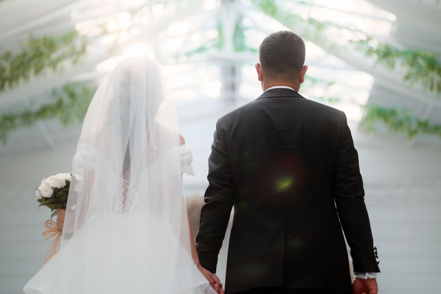 Trendul „fake wedding” ia amploare. Tinerii aleg petreceri tematice, dar fără presiunea familiei și „mire și mireasă”