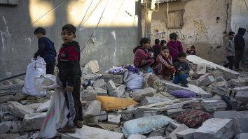 Peste 100 de copii grav bolnavi și răniți din Gaza speră să fie evacuați în Marea Britanie pentru a primi tratament medical prin NHS