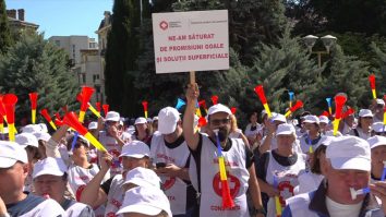 Măsurile Guvernului Bolojan au generat proteste în toată țara. Peste 1.000 de angajați din sănătate au ieșit în stradă la Constanța