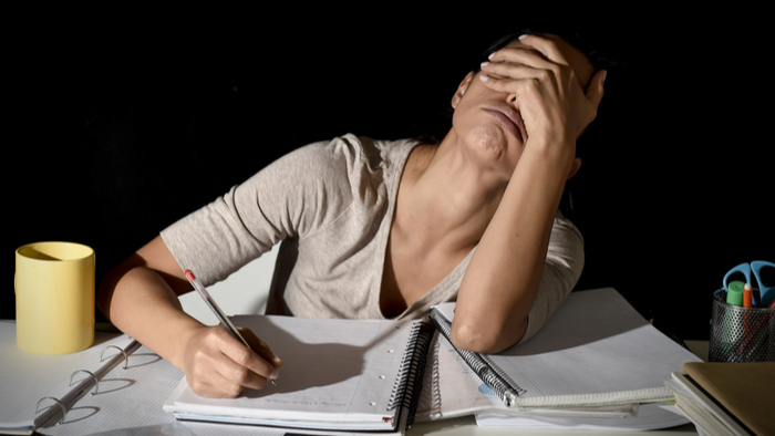 Studenții din anul I pot fi afectați de anxietate după separarea de părinți. 1 din 5 boboci suferă când pleacă la facultate