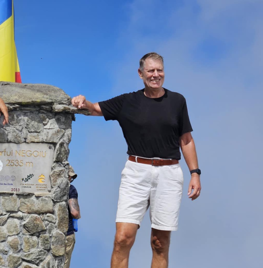 Doi „turiști” ai României: Și Klaus Iohannis este în vacanță, nu numai Nicușor Dan