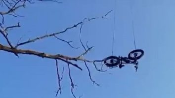 VIDEO. Pe frontul din Ucraina, o dronă a fost folosită pentru a livra o bicicletă electrică unui soldat blocat de forțele ruse