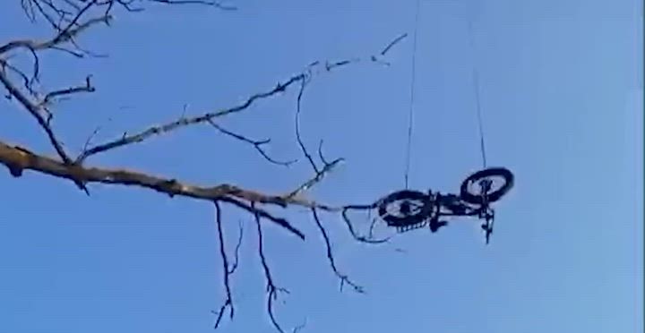 VIDEO. Pe frontul din Ucraina, o dronă a fost folosită pentru a livra o bicicletă electrică unui soldat blocat de forțele ruse