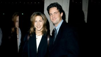 Jennifer Aniston spune că „l-a jelit” pe Matthew Perry cu mult înainte de moartea sa: „O parte din mine crede că e mai bine așa. A scăpat de durere”
