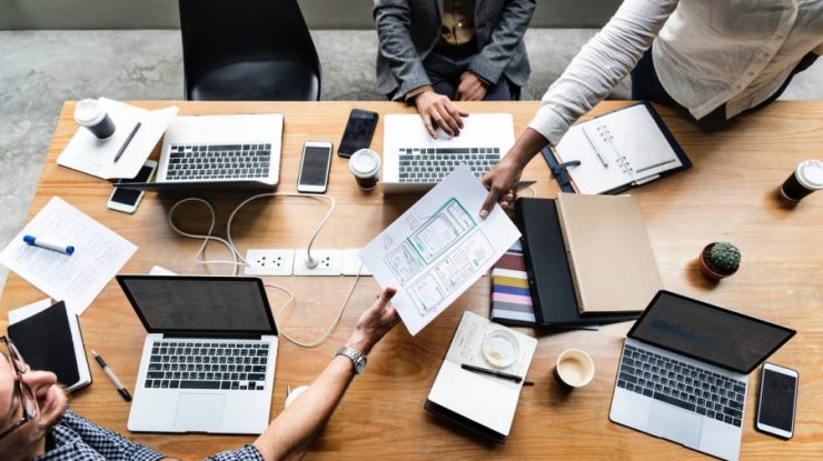 Sondaj: 58% dintre angajați simt că fac muncă invizibilă. 80% cred că interacțiunile de la birou le sporesc vizibilitatea