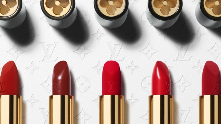 Cum arată prima colecție de make-up Louis Vuitton – La Beauté? Aceasta include 55 de rujuri, 10 balsamuri și 8 palete de farduri