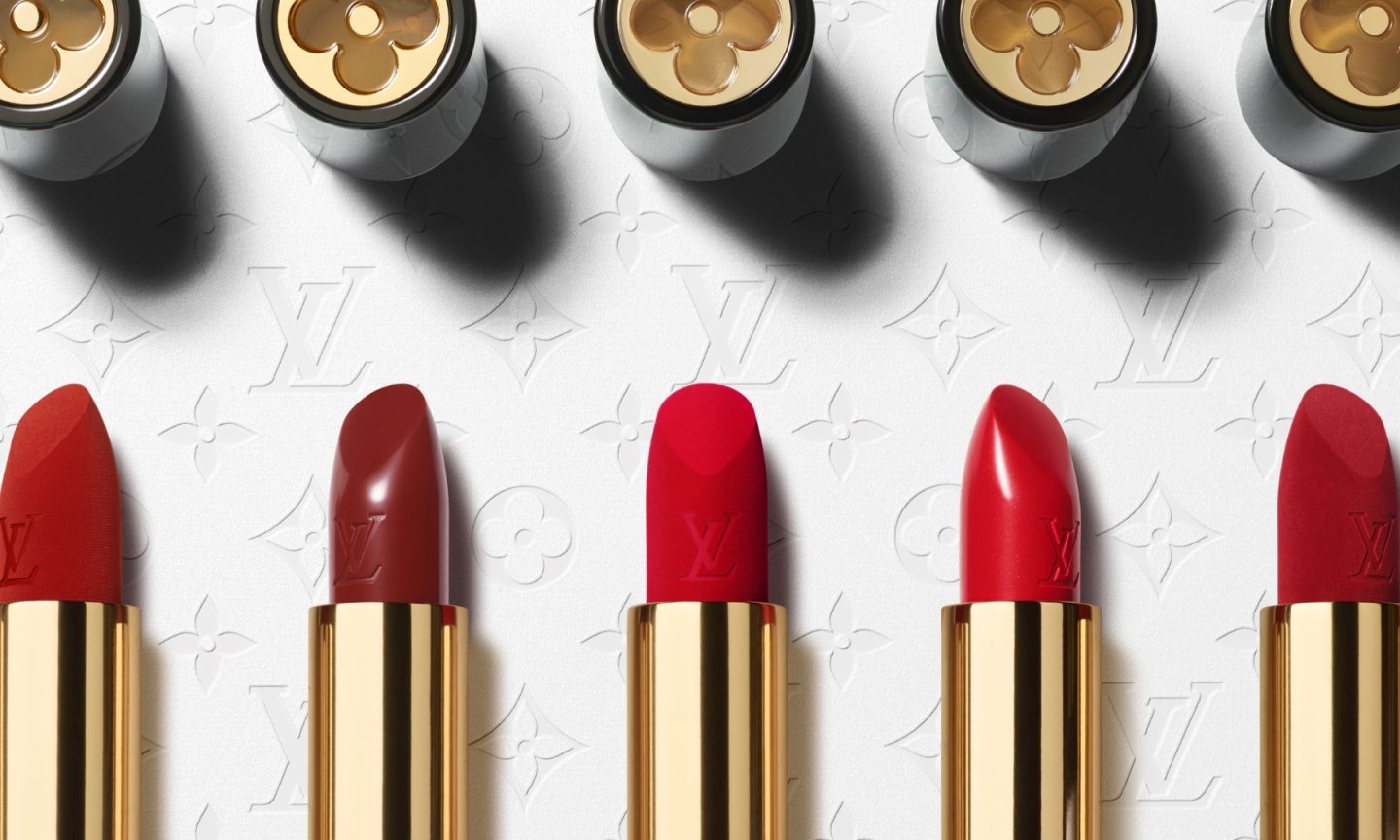 Cum arată prima colecție de make-up Louis Vuitton – La Beauté? Aceasta include 55 de rujuri, 10 balsamuri și 8 palete de farduri