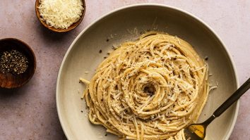 O rețetă de „cacio e pepe” reinterpretată de britanici a înfuriat Italia. Presa italiană a criticat dur sugestia de a adăuga smântână dulce