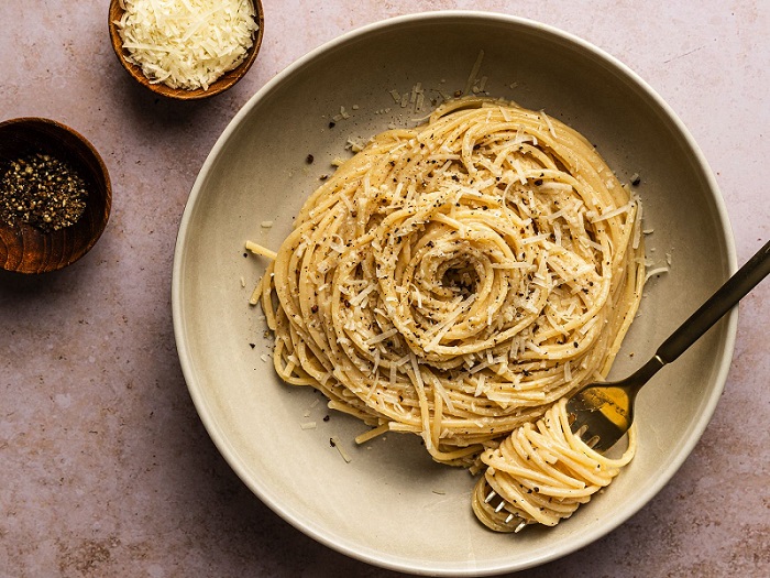 O rețetă de „cacio e pepe” reinterpretată de britanici a înfuriat Italia. Presa italiană a criticat dur sugestia de a adăuga smântână dulce