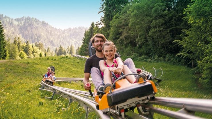 De azi poți încerca ultima atracție turistică din Predeal: Sania de vară. Proiectul a costat 1,3 milioane de euro și oferă un traseu de 822m