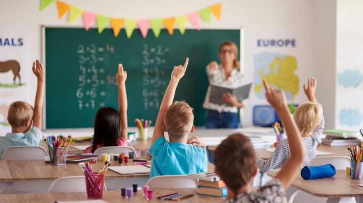 Din toamnă, profesorii pot decide să predea mai puține ore decât norma completă. Salariul și vechimea în muncă vor fi reduse proporțional