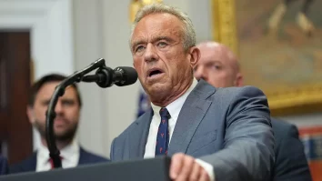 Departamentul Sănătății SUA anulează finanțarea pentru vaccinuri împotriva COVID-19. Decizia afectează companii precum Pfizer și Moderna