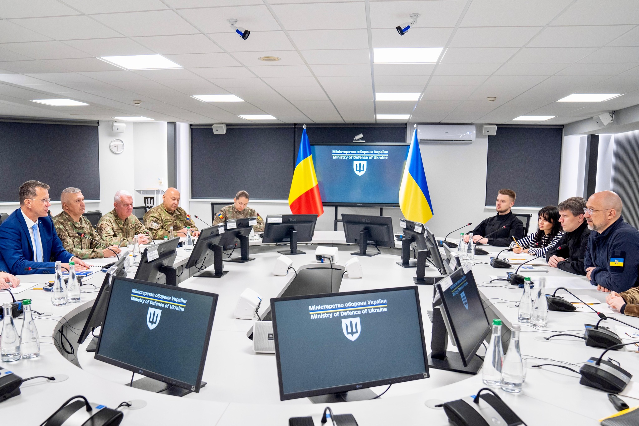 România trimite al 23-lea pachet de sprijin militar pentru Ucraina. Ce au discutat Ionuț Moșteanu și Denys Shmyhal la Kiev