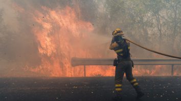 România trimite în Spania 51 de pompieri specializați în stingerea incendiilor de pădure. Sute de mii de hectare au fost afectate
