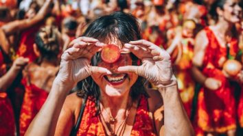 Ediția din 2025 a Festivalului Tomatina marchează 80 de ani de la prima sa organizare. Cum se desfășoară faimoasa bătaie cu roșii
