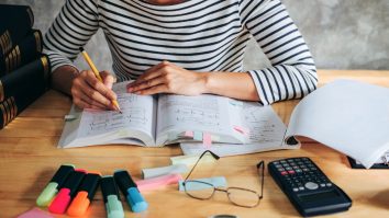 Elevii români petrec dublu timp cu temele față de țările nordice. Daniela Vișoianu, expert: „În Occident există programe de sprijin și învățare”