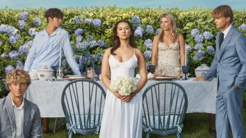 Actorii serialului „The Summer I Turned Pretty” au devenit ținta abuzurilor din partea fanilor. Plot-ul serialului i-a împărțit pe spectatori în două tabere: „Team Conrad” și „Team Jeremiah”